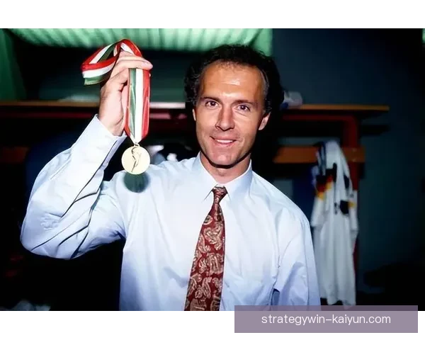 贝肯鲍尔：世界杯传奇地位依旧，辉煌表现值得回顾与铭记