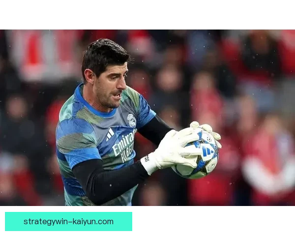 库尔图瓦身披皇马1号球衣展现出色状态，备受关注